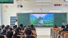 我部青年教师为学生开展 “刘三姐歌谣赏析”艺术讲座