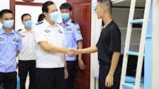 学校领导走访2022级新生宿舍