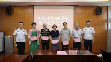 张军校长“七·一”前夕慰问beat365官网离退休老党员