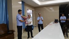 学校领导2020年教师节慰问学工部教师代表