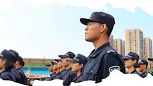 擎旗奋进，且歌且行│看教官班，风雨前行不舍昼夜！
