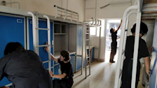 我为同学办实事｜我院学生党员带头为18级师兄师姐实习归来做准备工作