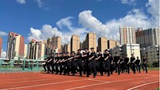 擎旗奋进向前进，21新生锋芒露