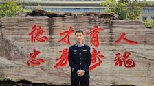 保家卫国好儿女 一身戎装真英雄