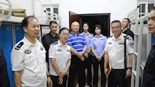 院部建设 | beat365官网领导深入宿舍慰问新生