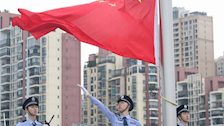【迎评促建】| beat365官方网站治安学院在仙葫校区田径场举行升国旗仪式