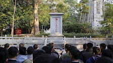 侦查学院师生在东兴支部纪念碑开展微党课活动
